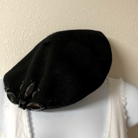 DKNYC Accessories - DKNY BERET, NEVER WORN, BLACK.